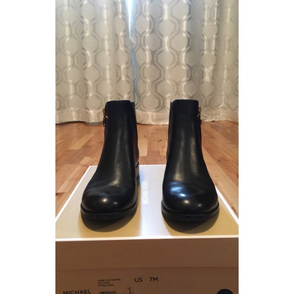 MICHAEL KORS WOMENS LAINEY LEATHER ANKLE BOOT - Picture 2 of 7